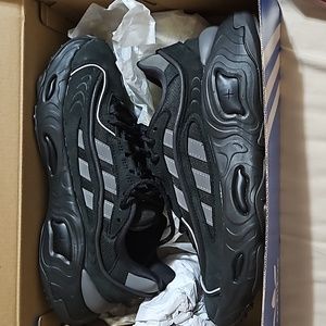 NWT Adidas Oznova sneakers
